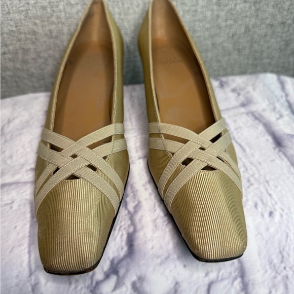 Stuart Weitzman Shoes - Vintage Stuart Weitzman Gold Cream Pumps Kitten Heel Made in Italy 7.5 Narrow